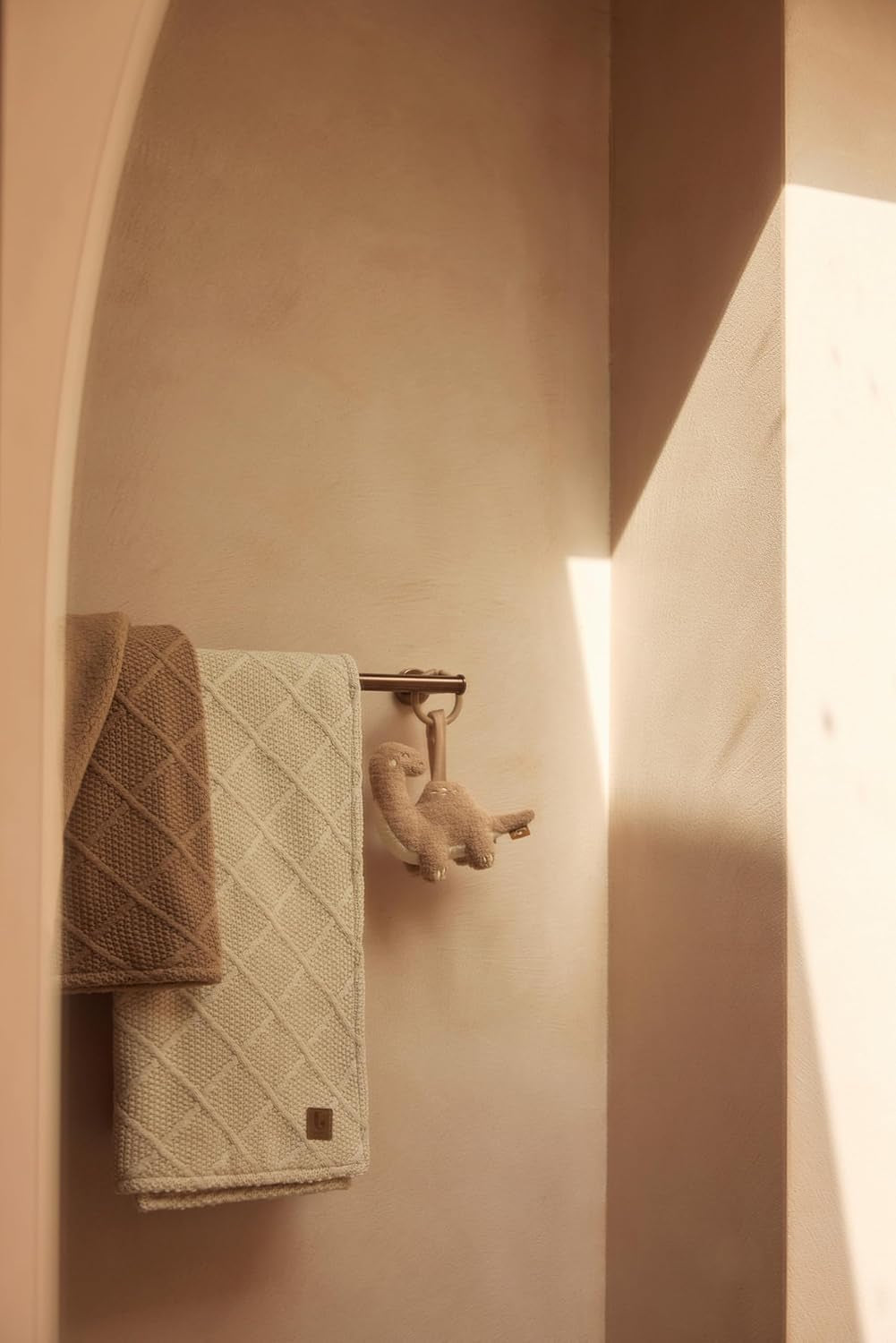 Jollein baby play train Roarsome - Pentru agățat - Jucărie pentru cărucior - Jucărie pentru scaunul de mașină al bebelușului - Accesorii pentru cărucior - Dinos și frunze Jucarii Bebe Naty Shop