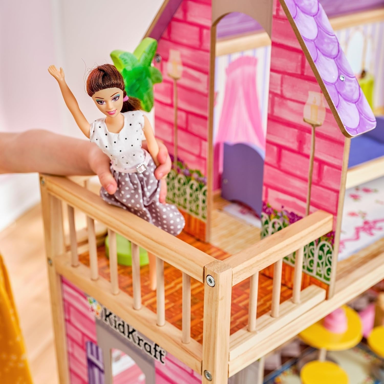 Casa de păpuși din lemn Kidkraft Kayla cu mobilier și accesorii, set de joacă cu 3 niveluri de joc pentru păpuși de 30 cm, jucărie pentru copii de la 3 ani, 65092 - Exclusiv pe Amazon Casute de papusi Naty Shop