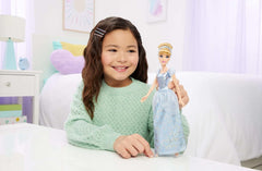 Mattel DISNEY Prințesa Cenușăreasa - Păpușă articulată cu ținută strălucitoare, pantofi detașabili și diademă, păr pieptănat pentru distracție de coafare, pentru copii cu vârsta de 3 ani și peste, HLW06
