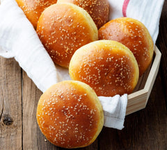 Hamburgerbrötchen, Perforiert, Antihaftbeschichte, 4 Runde Mulden Mit Je 12 Cm, Pfannengröße 28 X 28 Cm, 2.5 Cm Tief, Mittelgroß, Schwarz Molds and trays for baking Naty Shop