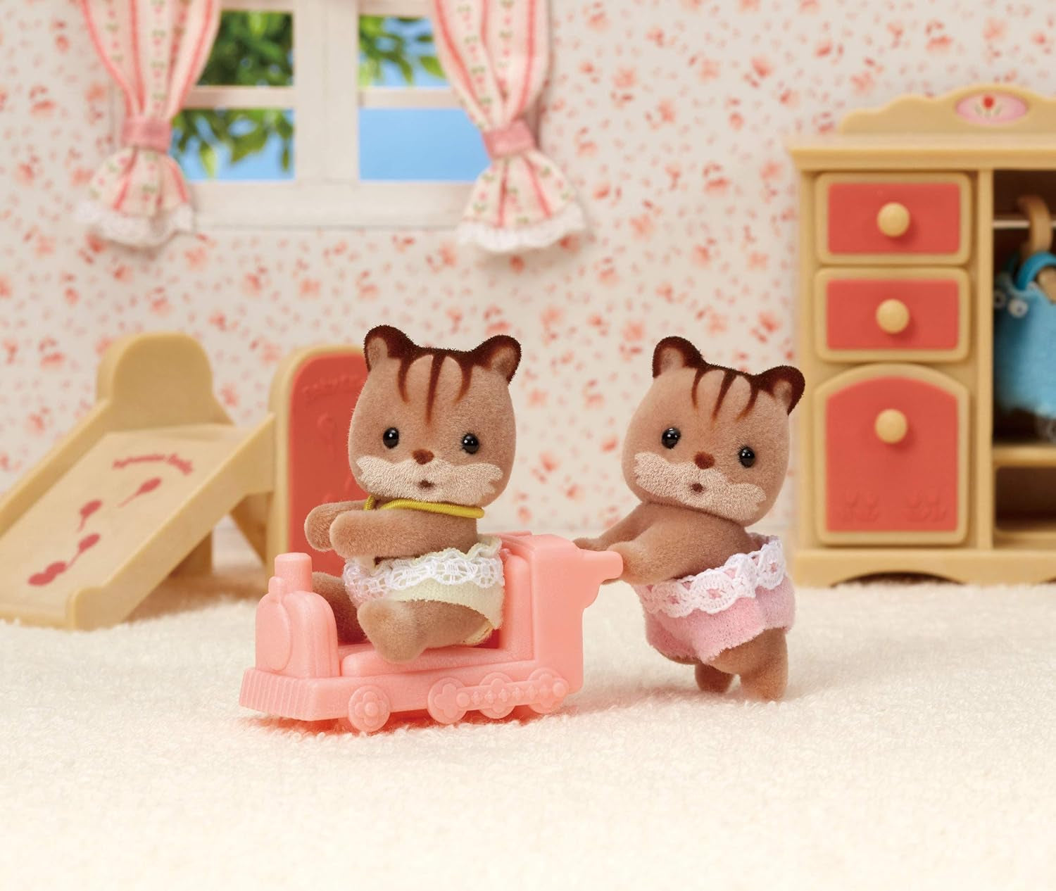 Sylvanian Families L5421 Figurine cu gemeni veveriță din nuc pentru casa de păpuși Papusi Naty Shop