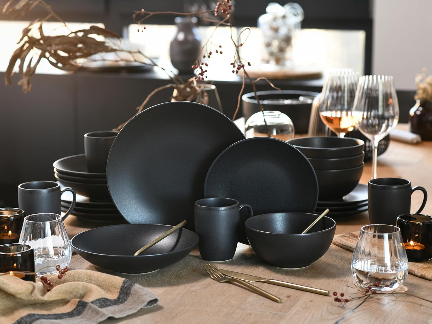 Creatable, 23146, seria SOFT TOUCH BLACK, set de veselă cu 20 de piese, serviciu combinat din gresie, potrivit pentru mașina de spălat vase și cuptorul cu microunde, fabricat în Portugalia