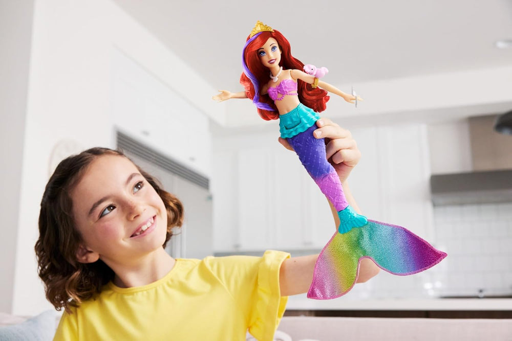 Mattel DISNEY Arielle - Meerjungfrauenpuppe mit Farbwechseleffekt, inklusive Seepferdchen-Freund, Diadem, Halskette und Dingelhopper für Unterwasserabenteuer, HPD43