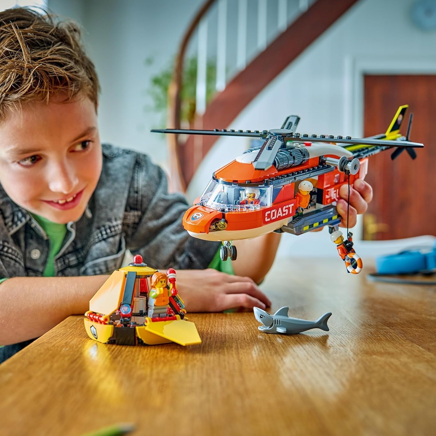 LEGO City Hubschrauber der Küstenwache - Spielzeug Einsatzfahrzeug - Modellbau mit Schiebetüren, Winde, 4 Minifiguren und Hai Figur - Geburtstagsgeschenk für Jungen ab 7 Jahren - 60503