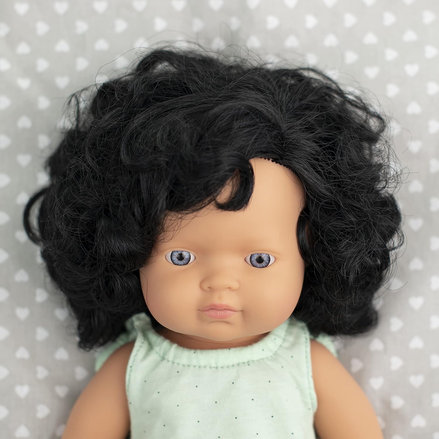 Miniland Dolls: europäische Babypuppe Mädchen mit schwarzen Locken, 38cm, aus weichem Vinyl, in transparent Tüte. (31232)