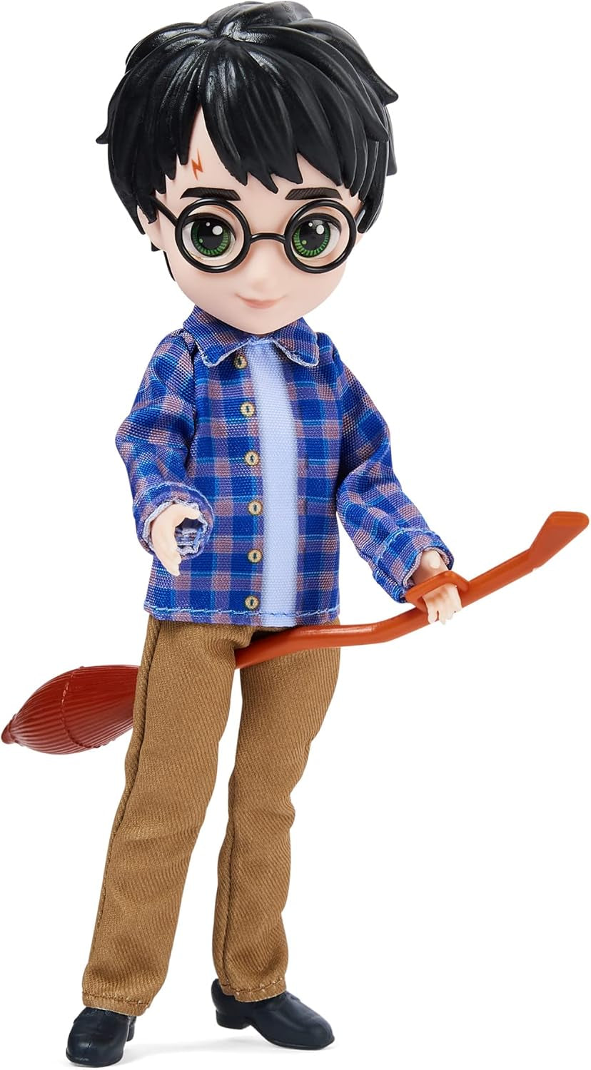 Wizarding World Harry Potter - Geschenkset mit 20.3 cm großer Harry Potter Puppe inclus Besen, Tarnumhang und weiterem Zubehörteilen
