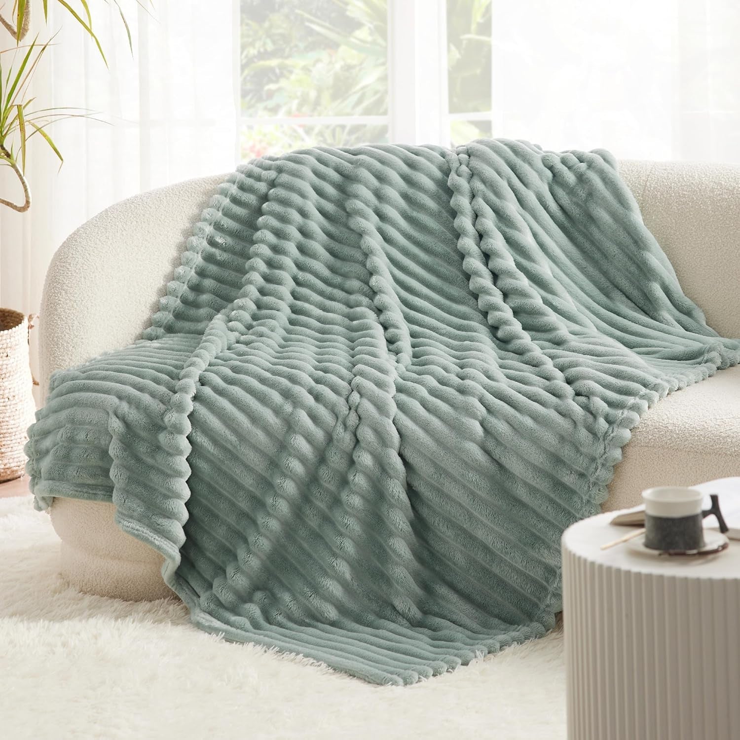 BEDSURE Sage Green Fleece Throw Blanket for Sofa - Super Soft Cozy Blankets for Women, Cute Small Blanket for Girls, 127 X 152 Cm Beds and Blankets Beuche den BEDSURE-Store
