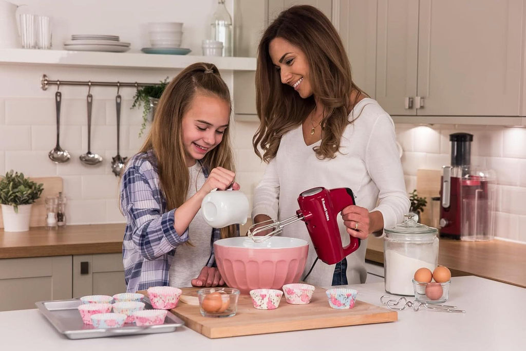 Russell Hobbs Handmixer [Handrührgerät] Desire Rot (5 Geschwindigkeitsstufen+Turbofunktion, 2 Spülmaschinengeeignete Rührbesen & Knethaken, Auswurftaste, Aufrechte Parkposition) Handrührer 24670-56 Bucatarie Naty Shop