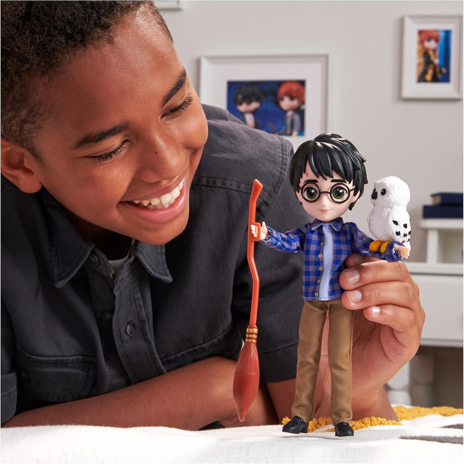 Wizarding World Harry Potter - Geschenkset mit 20.3 cm großer Harry Potter Puppe inclus Besen, Tarnumhang und weiterem Zubehörteilen