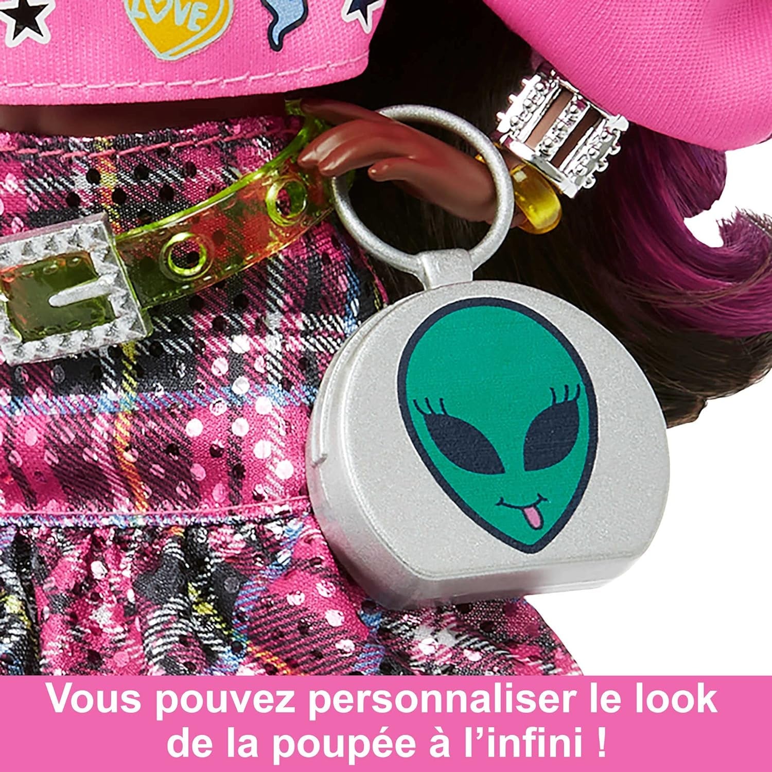 Barbie Extra, Schwarze schwarzem Haar und rosa Strähnchen, Rockstar Pandabär, Sonnenbrille, rosa Stiefel, Alien-Tasche, Aufkleber, inkl Puppe, Geschenke für Kinder ab 3 Jahren,HKP93