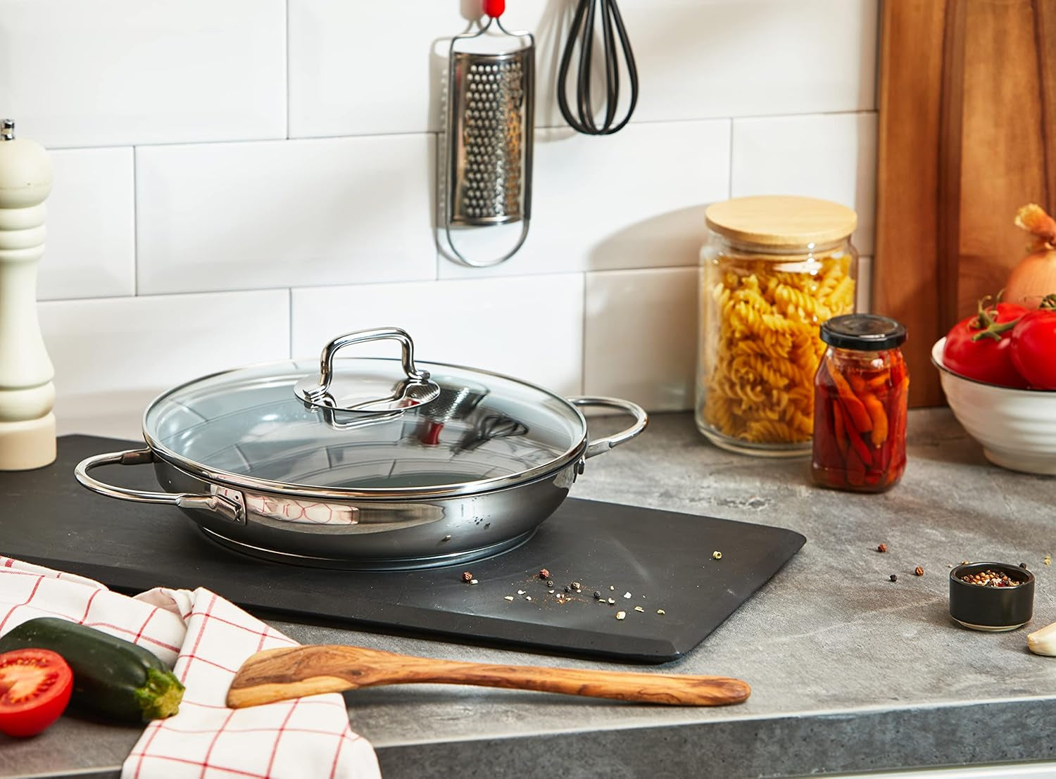 WMF Devil tigaie de tocană cu inducție 26 cm cu capac din sticlă, Cromargan din oțel inoxidabil acoperit, acoperire ceramică, rezistentă la cuptor Oale si Tigai Naty Shop