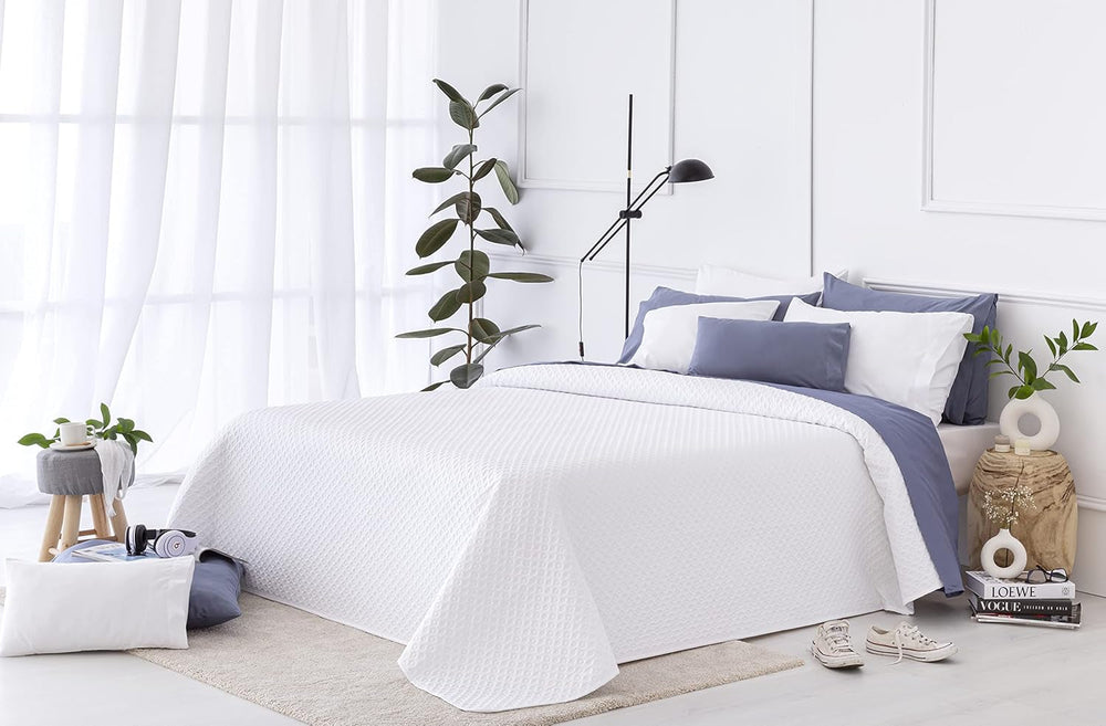 Todocama Fine Boutique bedspread with piqué pattern, for spring, summer, autumn and winter, 100% super soft microfiber, multifunctional blanket, 140/150/160-250 X 260 cm, light gray Beds and Blankets Beuche den Todocama-Store White 250 X 260 Cm