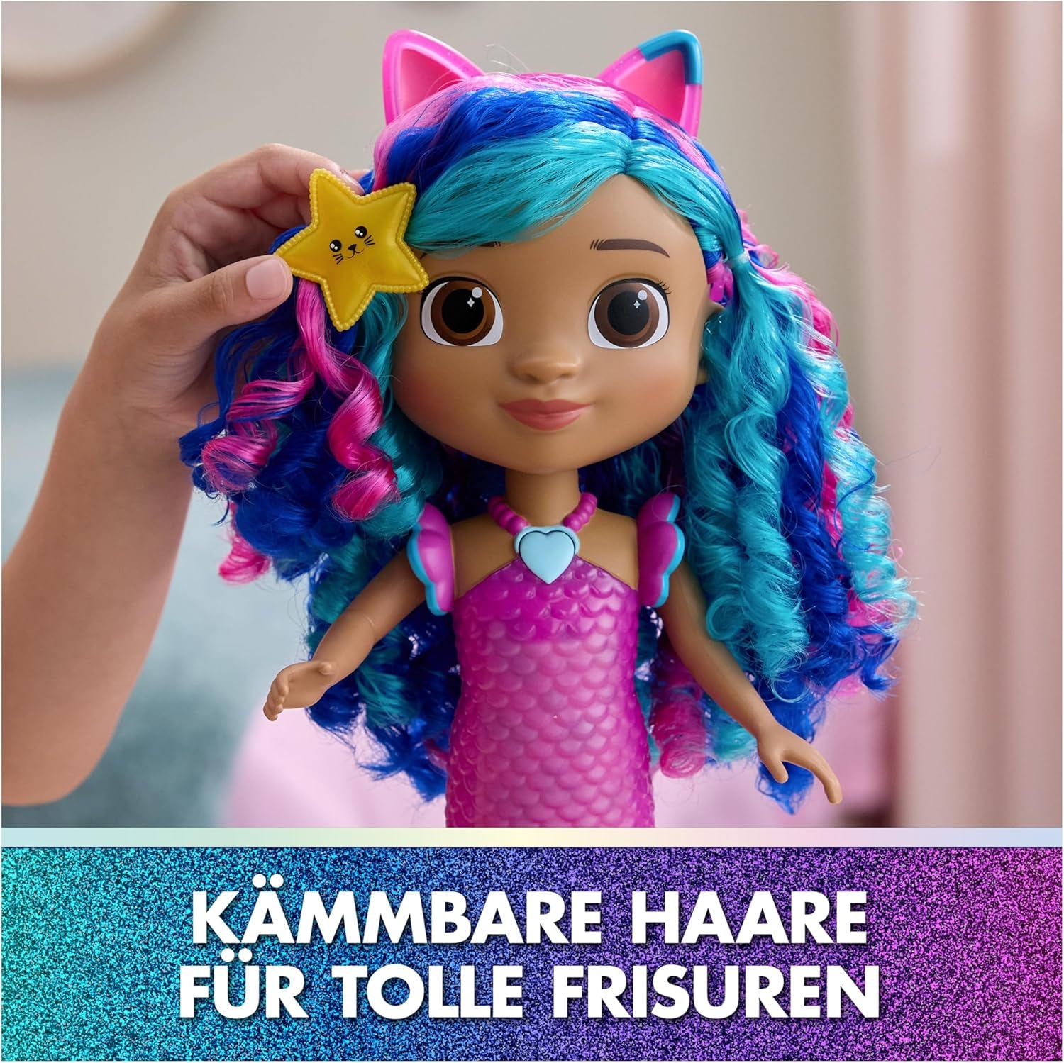 DreamWorks Gabby's Dollhouse – Sing & Shine Meerjungfrau Gabby, 35 cm große Puppe mit Licht- und Soundeffekten, spricht Deutsch, für Kinder ab 3 Jahren