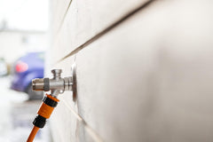 Conector multi-filet Fiskars, filet interior pentru diferite dimensiuni de robinet, pentru trei dimensiuni de filet Ø 21 mm (1/2"), Ø 26,5 mm (3/4") și Ø 33,3 mm (1"), 17 g, negru/portocaliu, 1027051