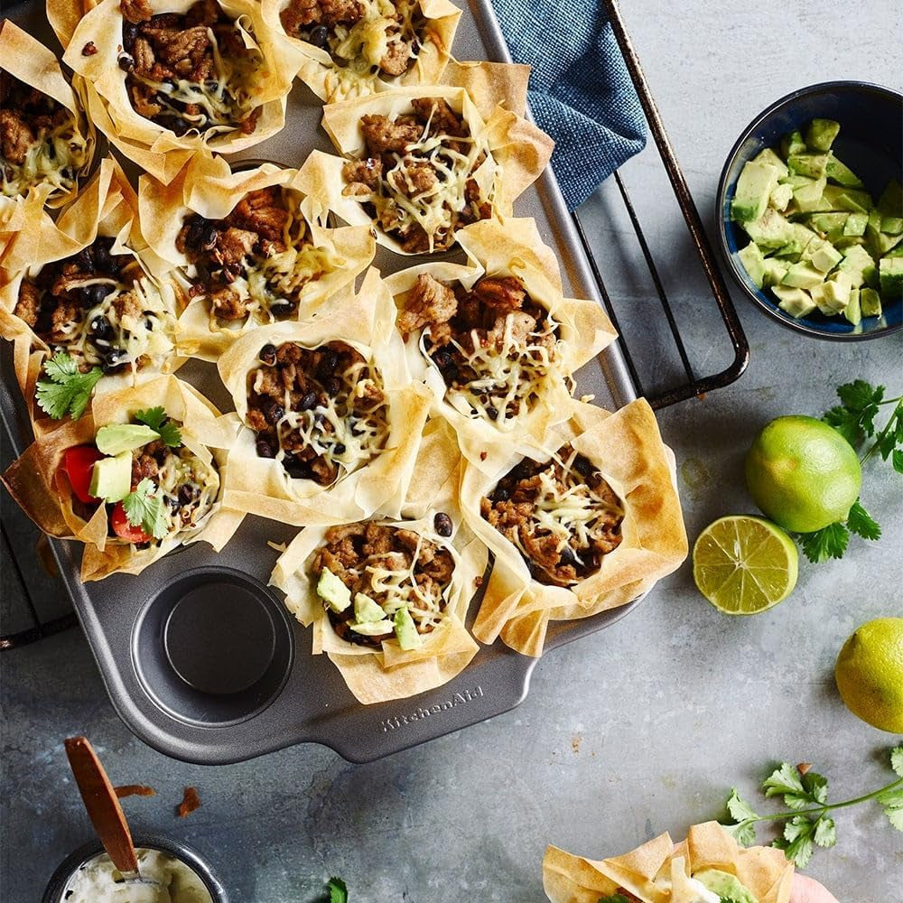 Tavă de brioșe Kitchenaid pentru produse de copt din oțel aluminizat, antiaderentă, rezistentă la cuptor, se poate spăla în mașina de spălat vase, gri Matrite si tavi pentru copt Naty Shop