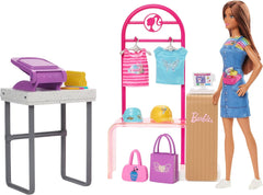 Set de joacă Barbie Fashion Boutique - Păpușă cu modele din folie, peste 150 de look-uri originale, include 2 bluze și 5 foi din folie, suport pentru haine și cititor de carduri de credit, vârste 3+, HKT78