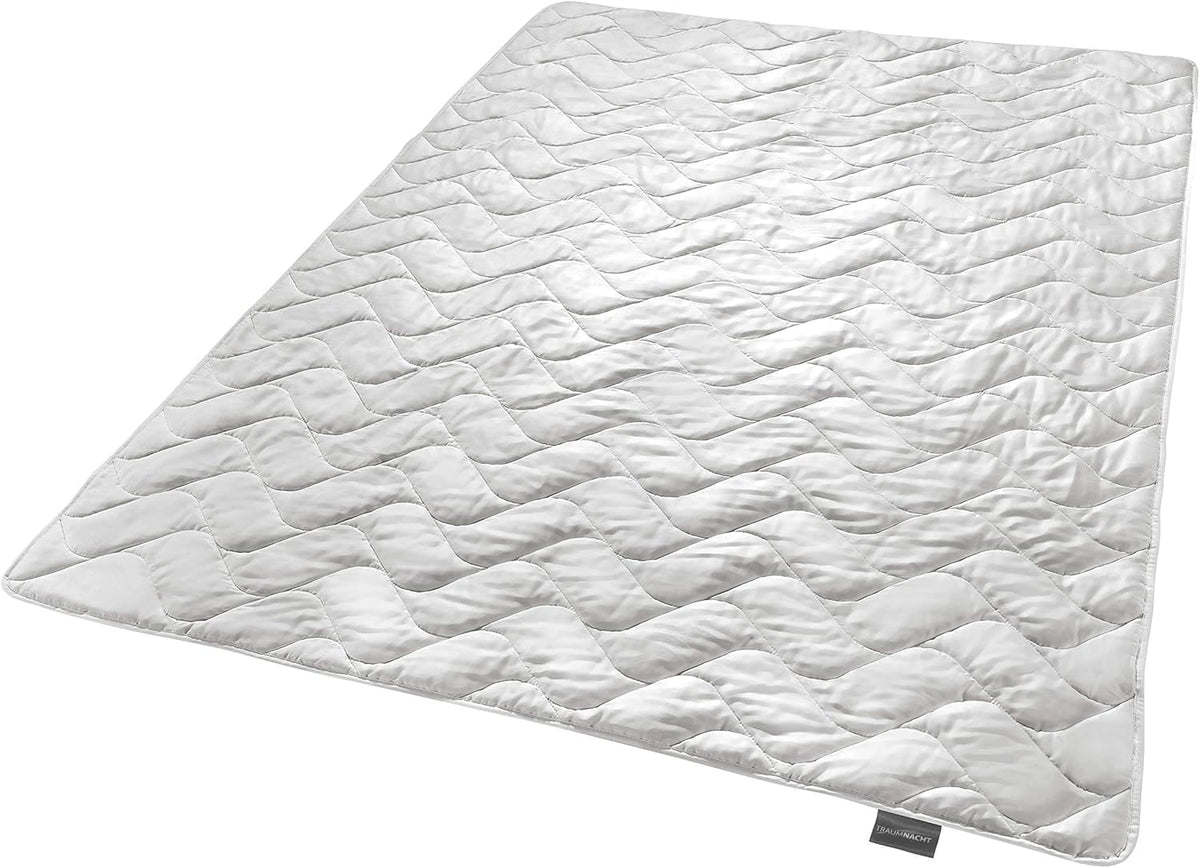 Traumnacht Exklusiv Plapumă ușoară pentru vară Fabricat din 100% mătase sălbatică, certificat Oeko-Tex, fabricat în Germania, greutate de umplere: 550Gr, 135 X 200 Cm Plapumi si pilote Naty Shop 135 X 200 Pătură de vară - mătase sălbatică