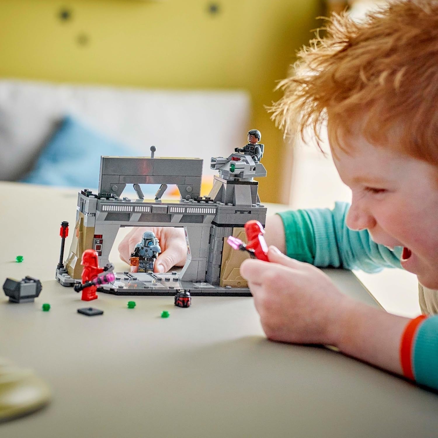 LEGO Star Wars: The Mandalorian Duel between Paz Vizsla and Moff Gideon, collectible building toy for children, gift idea for creative boys and girls over 7 years old, Mandalorian toy 75386 Building sets Beuche den LEGO-Store