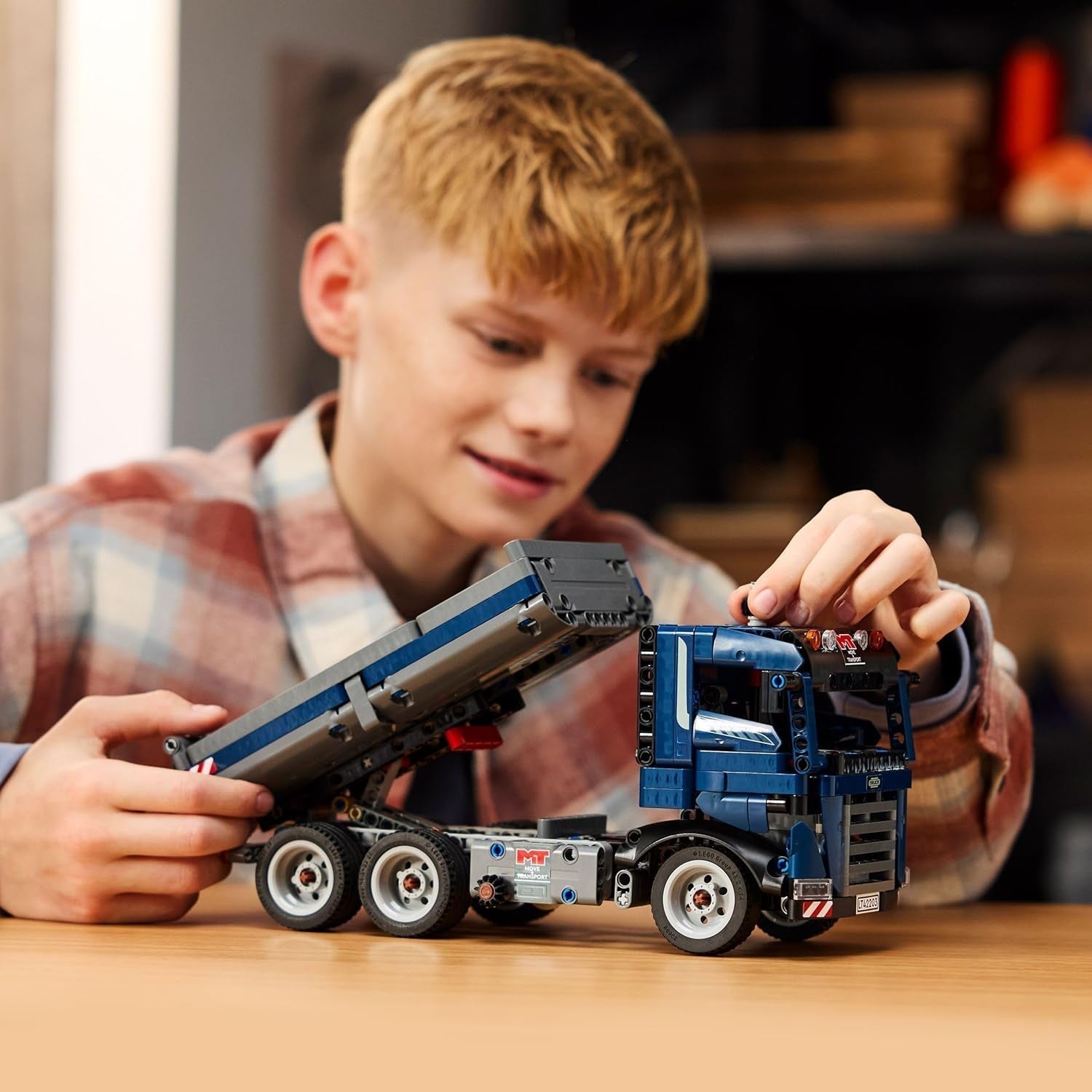 LEGO Technic Dump Truck toy with steering wheel and movable dump truck - blue construction vehicle - gift idea for birthdays or holidays - construction set for boys and girls from 9 years 42203 Construction sets Besuche den LEGO-Store