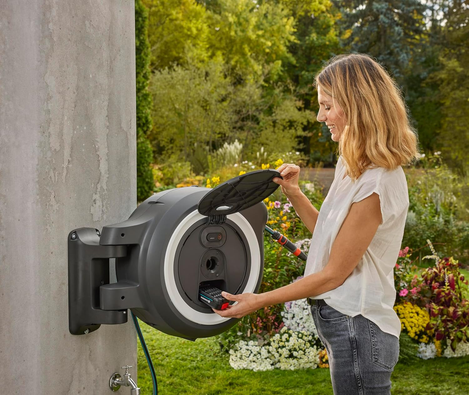 Cutie de furtun de perete fără fir Gardena PowerRoll XXL solo: Tambur automat pentru furtun cu furtun de grădină de 40 m, ghidaj pentru furtun și RollControl, alimentat cu baterii, rezistent la UV și îngheț (18647-55)