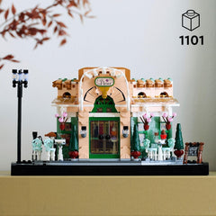 LEGO Icons French Café - Decorations for living room or office - Building set for adults including picturesque facade, hanging flower pot and chairs - Gift for men and women 10362 Building sets Besuche den LEGO-Store