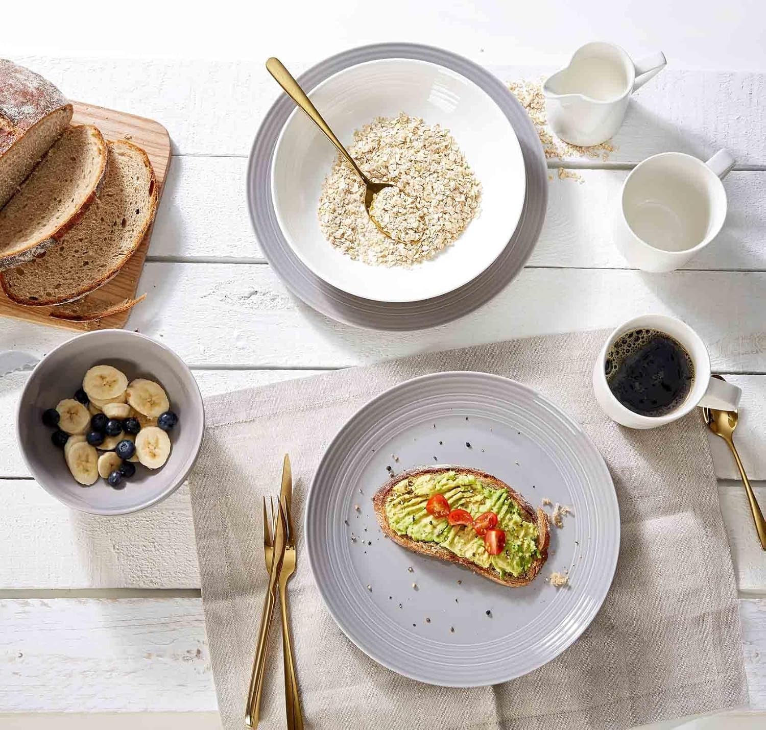 Set de veselă Ritzenhoff & Breker Levi, format din 16 piese, farfurii, boluri și căni pentru 4 persoane, design scandinav cu relief fin canelat, veselă mix & match, porțelan, alb-gri