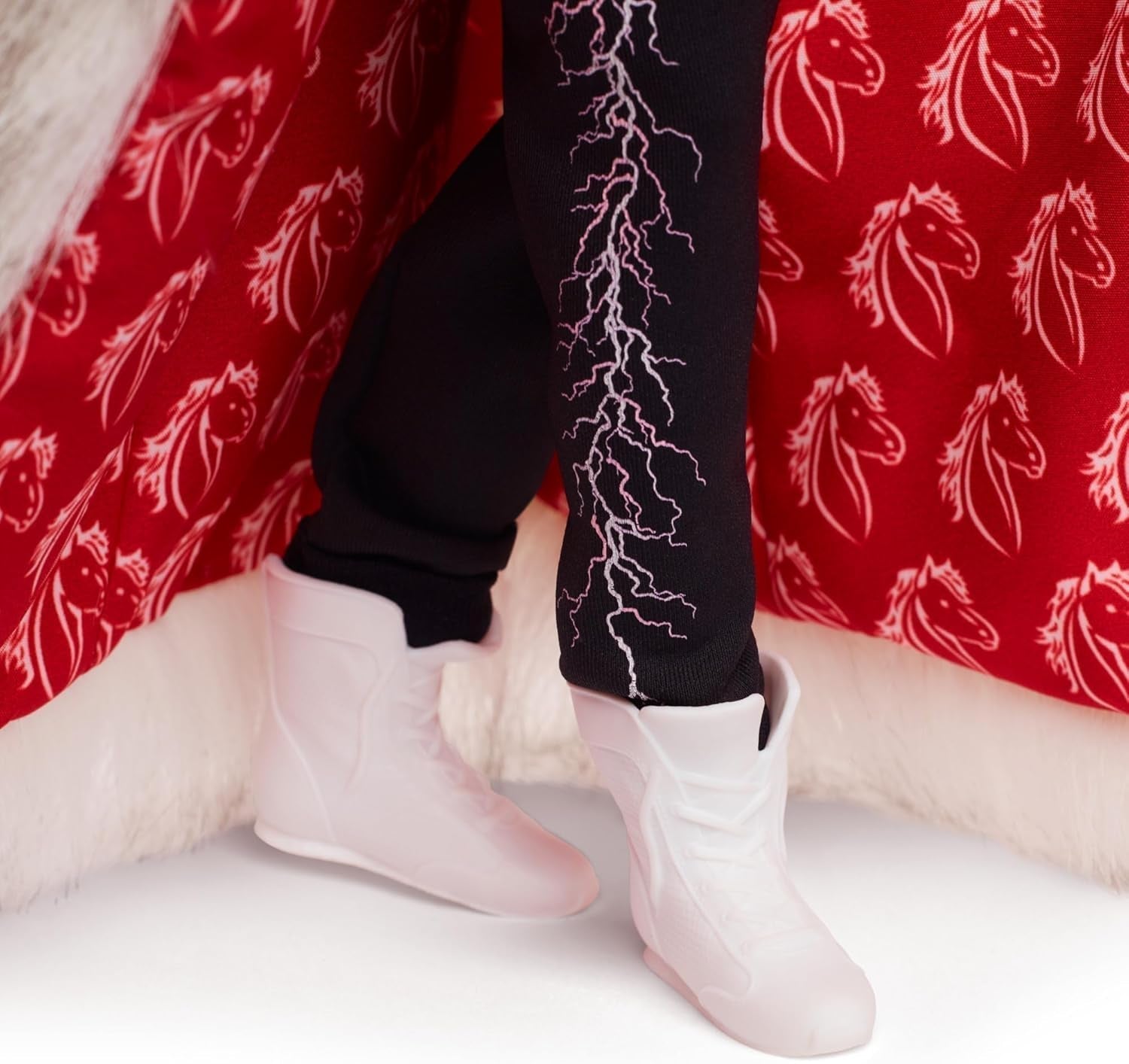 Barbie the Movie păpușă Ken de colecție purtând haină mare din blană artificială și vestă neagră cu franjuri și bandană, HRF31 Papusi Naty Shop