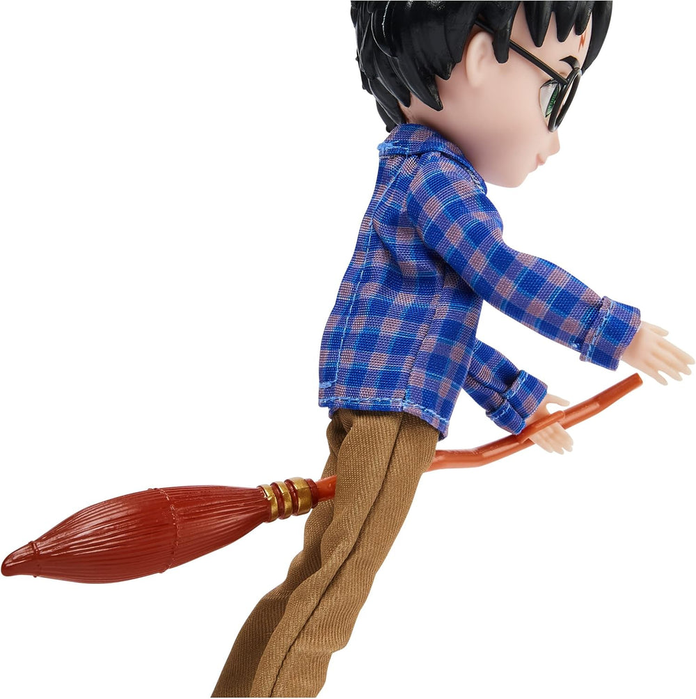 Wizarding World Harry Potter - Geschenkset mit 20.3 cm großer Harry Potter Puppe inclus Besen, Tarnumhang und weiterem Zubehörteilen