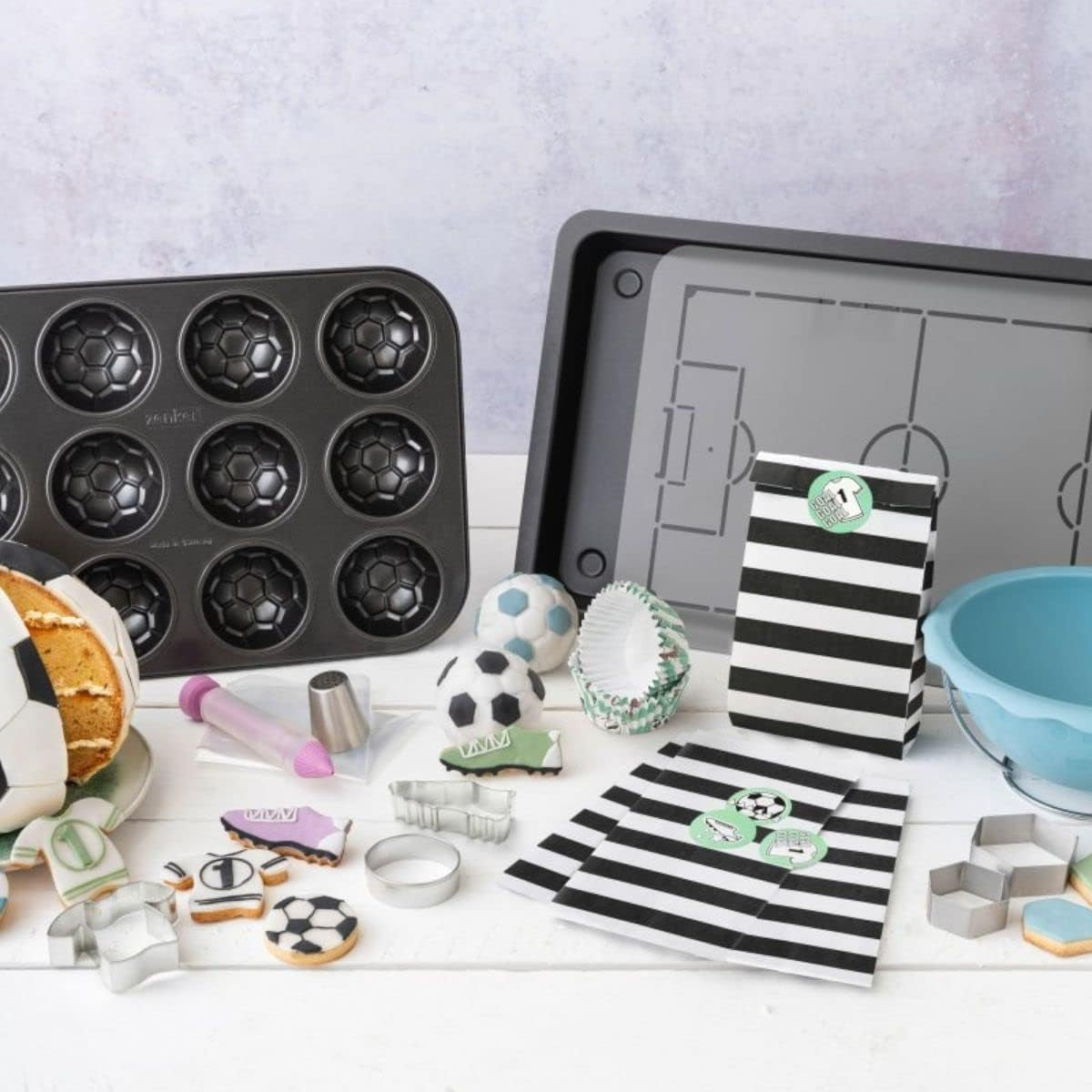 Zenker 12Er Muffinform – Muffinbackblech Für Muffins Und Cupcakes Aus Der Serie Soccer Baking– Hitzebeständiges 12Er Muffinblech Mit Antihaftbeschichtung, Schwarz Molds and trays for baking Naty Shop