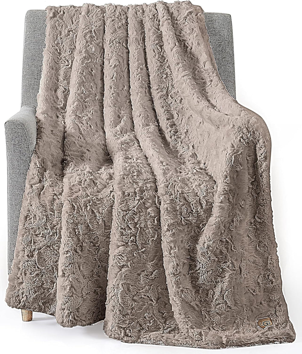 UGG Adalee 10483 Soft Faux Fur Throw Blanket, Reversible, Luxurious, Cosy, Fluffy, Fluffy, Hotel Style, Boho, Home Decoration, Soft, Luxurious, Comfortable Blankets For Couch, 178 X 127 Cm, Paturi si Cuverturi UGG Maro