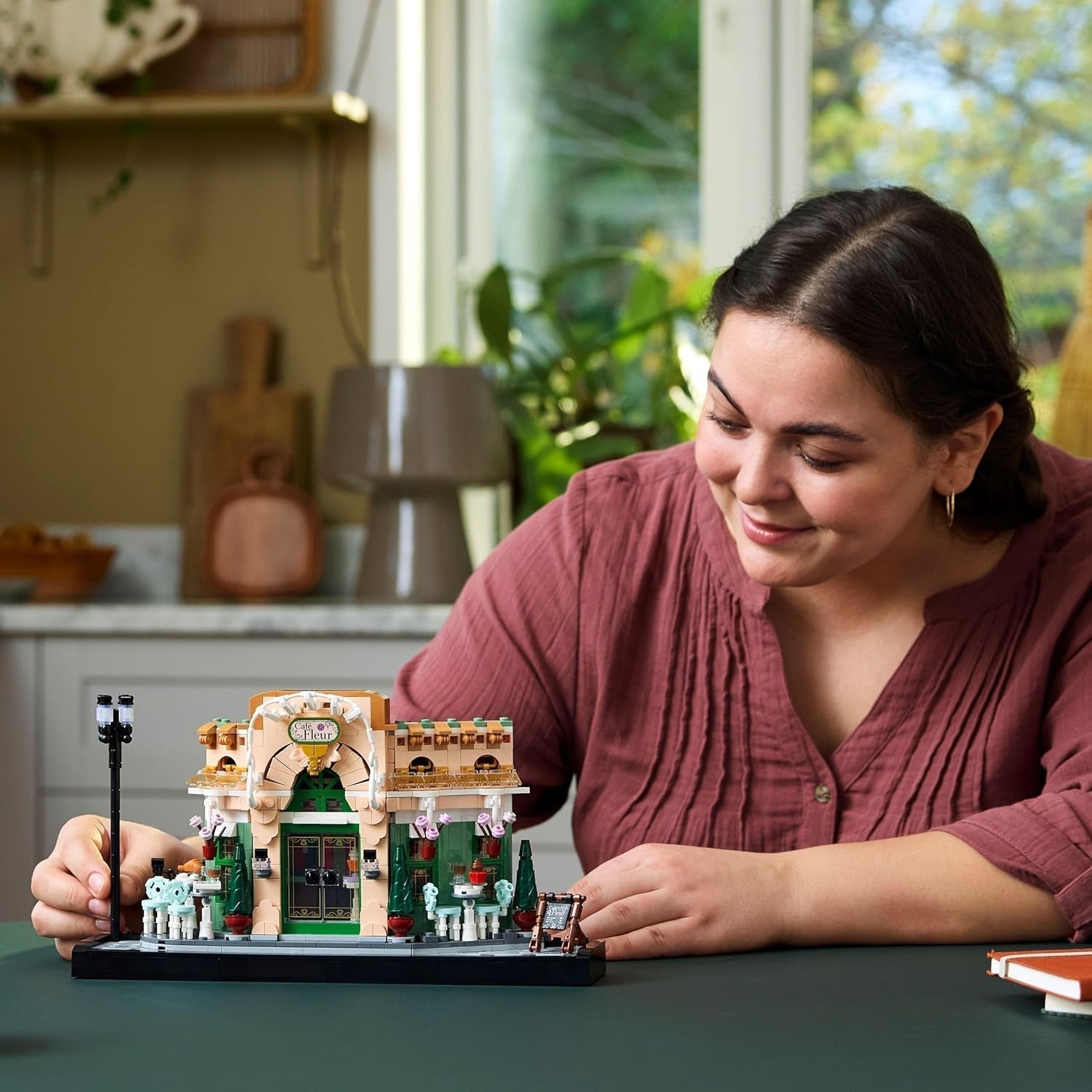 LEGO Icons French Café - Decorations for living room or office - Building set for adults including picturesque facade, hanging flower pot and chairs - Gift for men and women 10362 Building sets Besuche den LEGO-Store