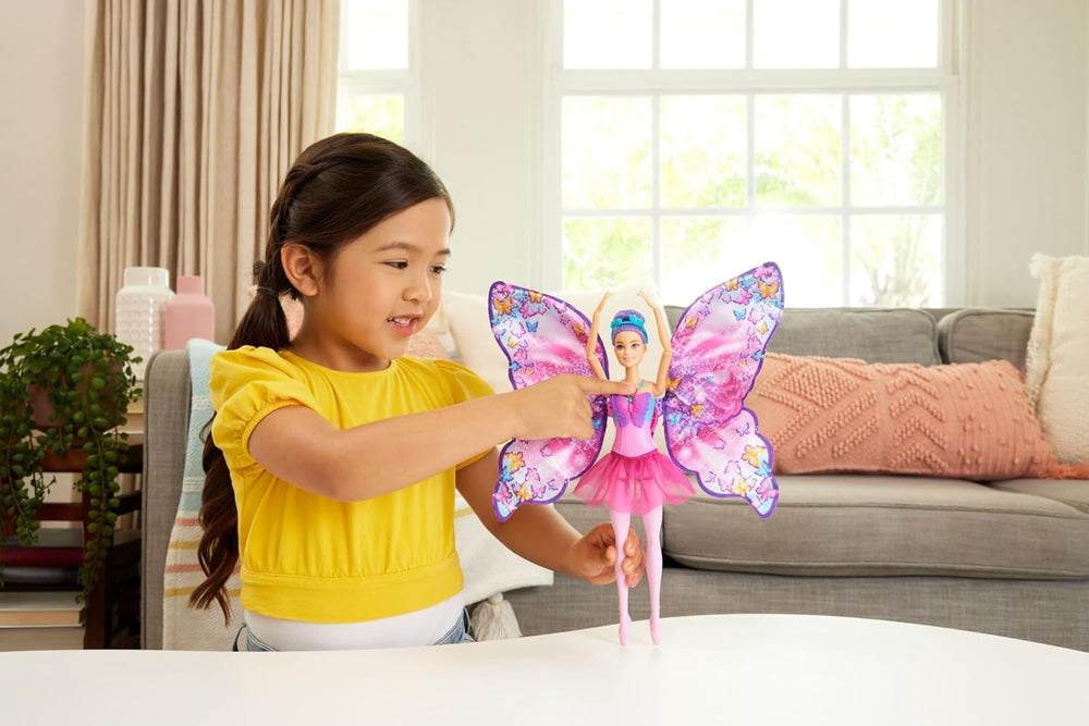 Păpușă Barbie Dansatoare și Fluture cu transformare 2 în 1 din Dansatoare în Fluture cu Aripi care se Deschid, Păr Mov, Accesorii de Păr și Tutu Detașabil, HXJ10
