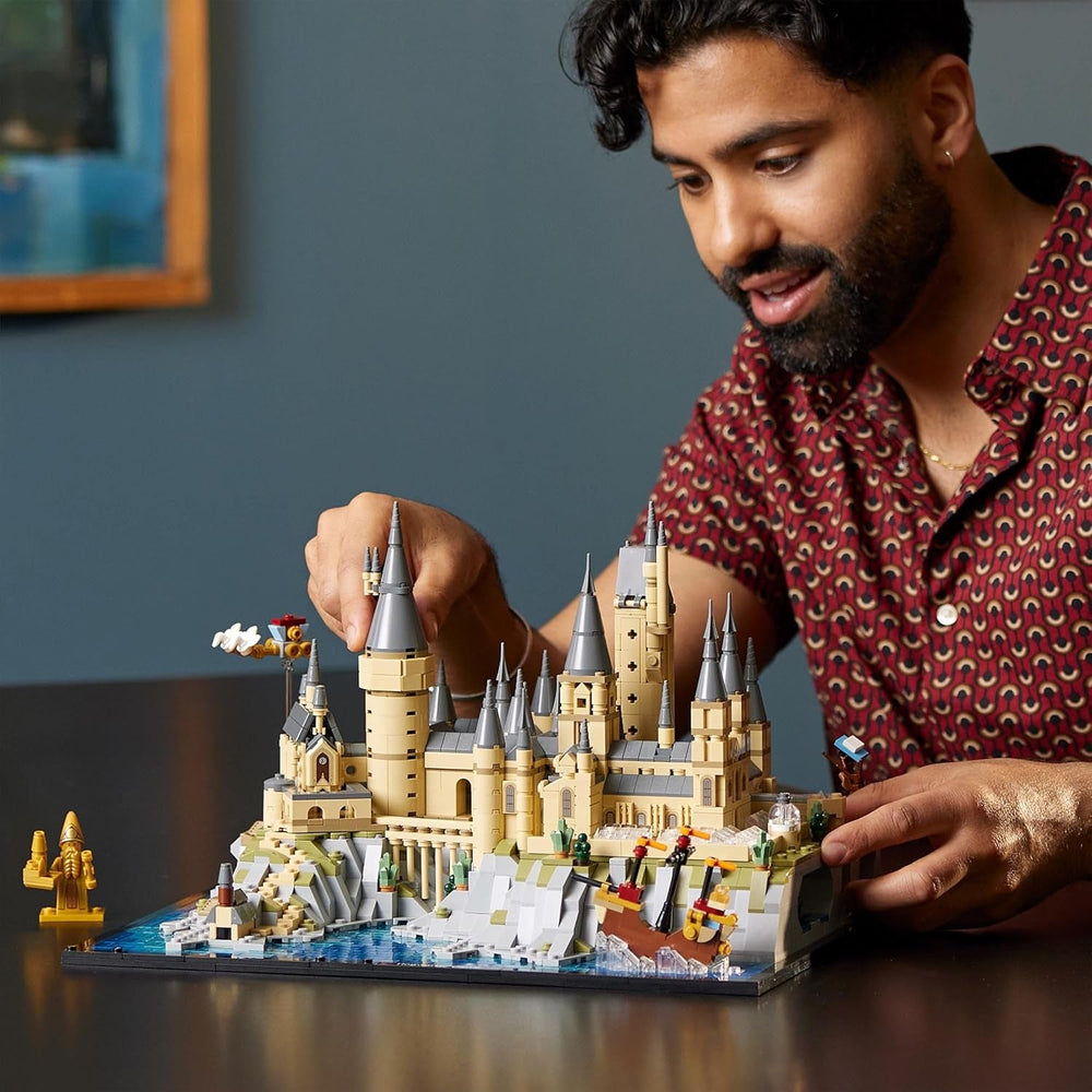 LEGO Harry Potter Schloss Hogwarts mit Schlossgelände - Set zum Sammeln für Erwachsene inkl. Hauptturm & Astronomieturm, Kammer des Schreckens & Architekt Minifigur - 76419