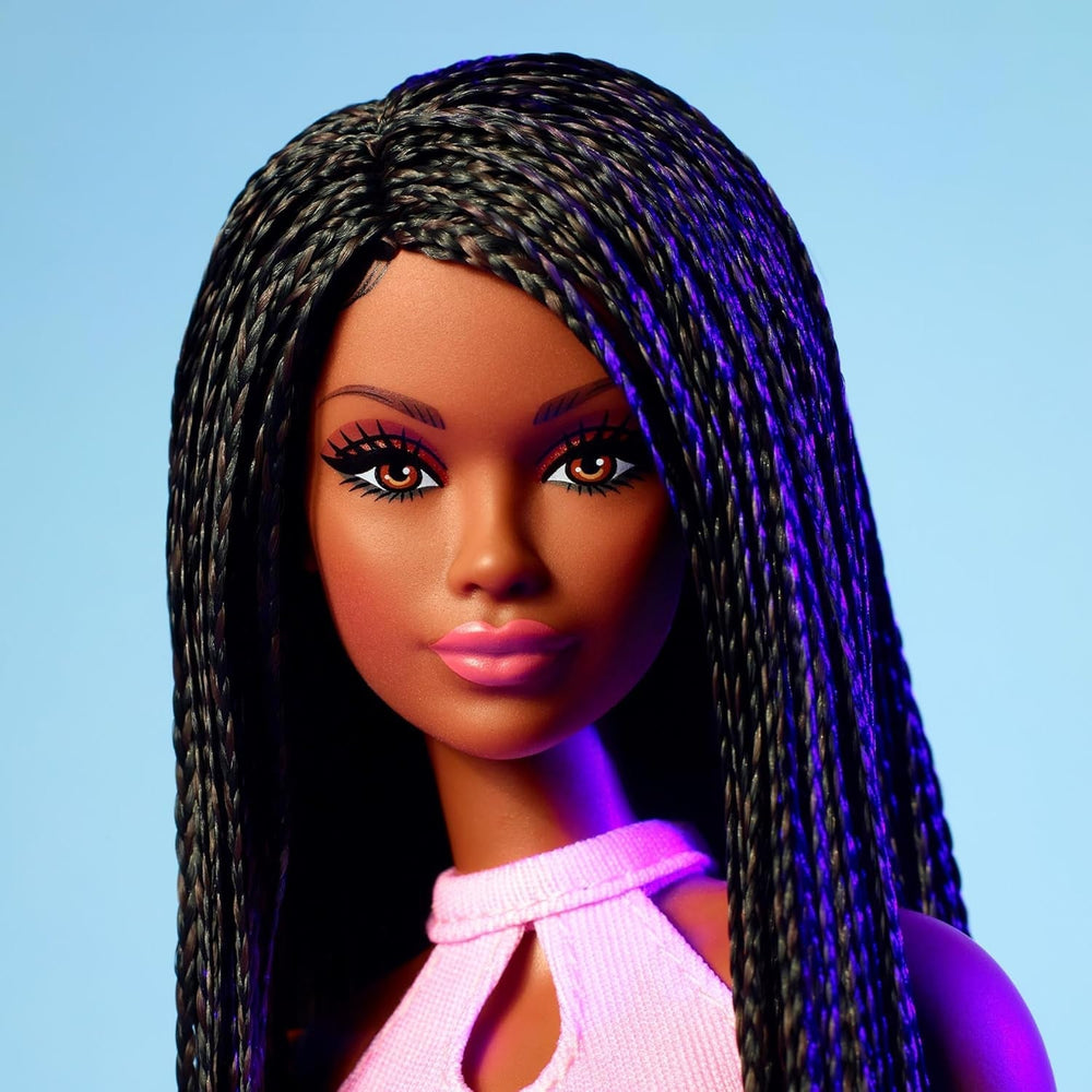 Păpușă Barbie Looks, figurină de colecție nr. 21 cu păr negru împletit în împletituri și modă modernă Y2K, top roz halter și fustă din piele artificială cu cizme, HRM13 Papusi Naty Shop