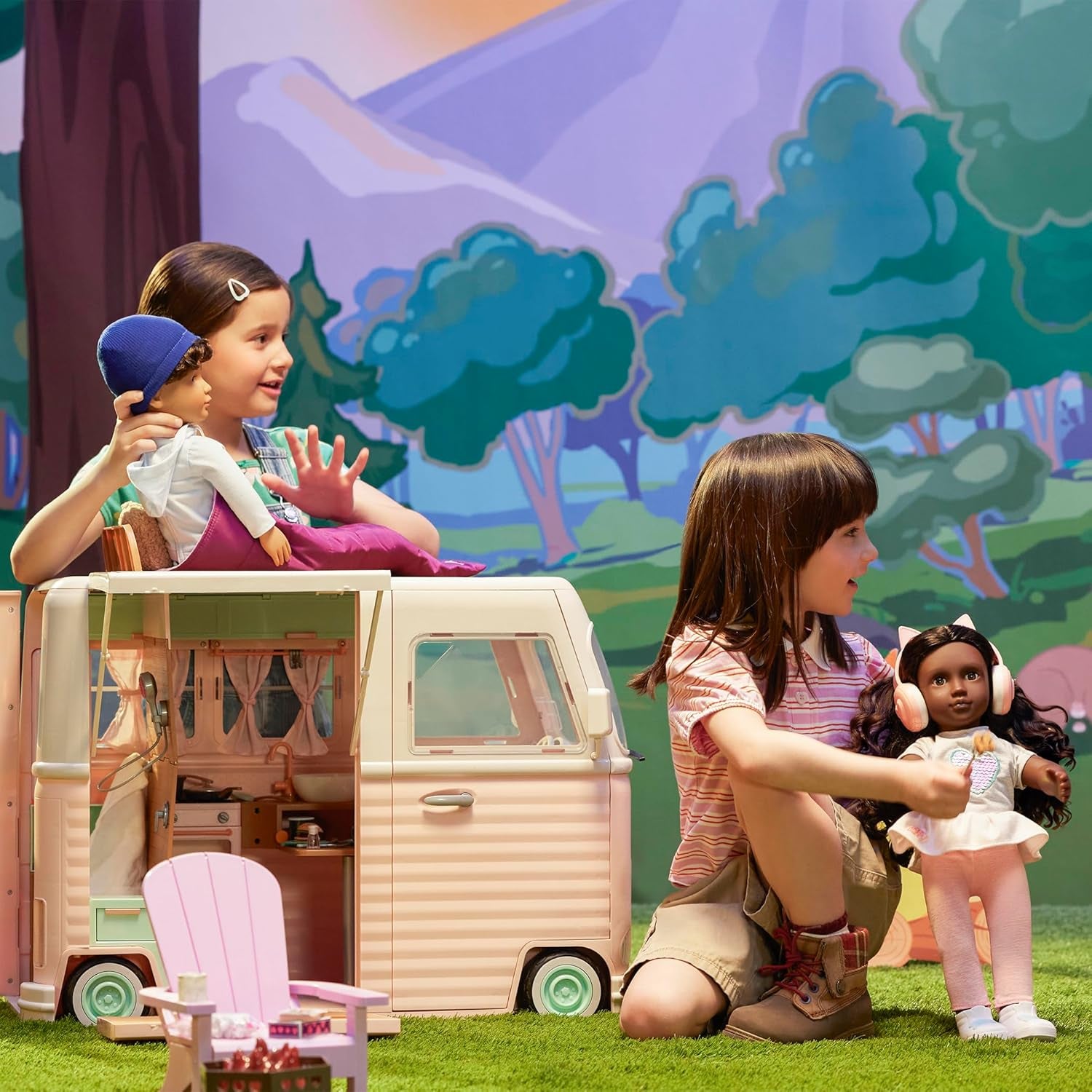 Our Generation – Milo – Păpușă băiat 46 cm – Ochi căprui realiști și păr castaniu creț – Bagaj cu roți și accesorii de călătorie – Joc de simulare – Jucărie pentru copii cu vârsta de 3 ani și peste