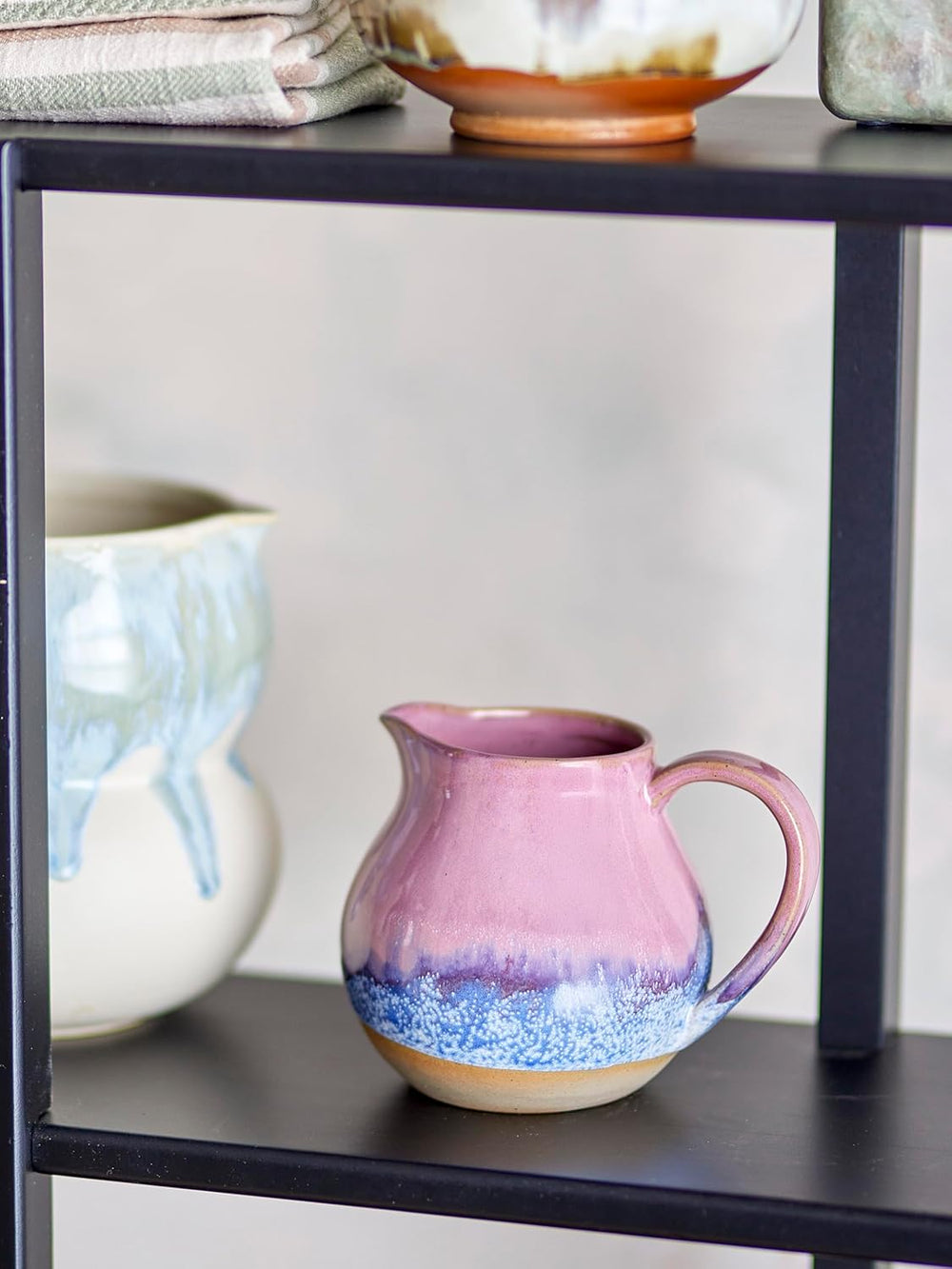 Cană de lapte din gresie Bloomingville Paula - design decorativ, perfectă pentru masa de mic dejun, cu o textură naturală, 435 ml (Roz)