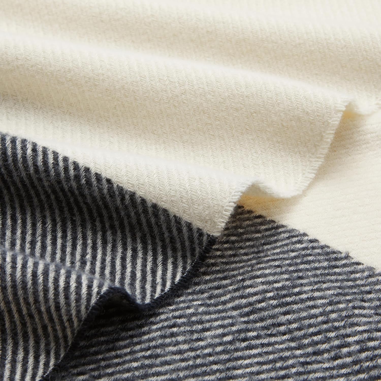 Amazon Basics Throw Blanket, light, recycled polyester, Room Decor Cozy Blanket, 127 X 152 Cm, ivory white with blue pattern Check Beds and Blankets Besuche den Amazon Basics-Store