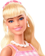 Păpușă Barbie, păpușă The Movie, în rochie roz și albă și colier cu margarete, Margot Robbie, piesă de colecție, jucărie pentru copii de la 3 ani, HPJ96