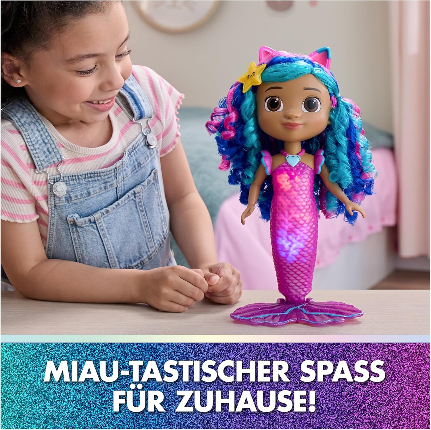 DreamWorks Gabby's Dollhouse – Sing & Shine Meerjungfrau Gabby, 35 cm große Puppe mit Licht- und Soundeffekten, spricht Deutsch, für Kinder ab 3 Jahren
