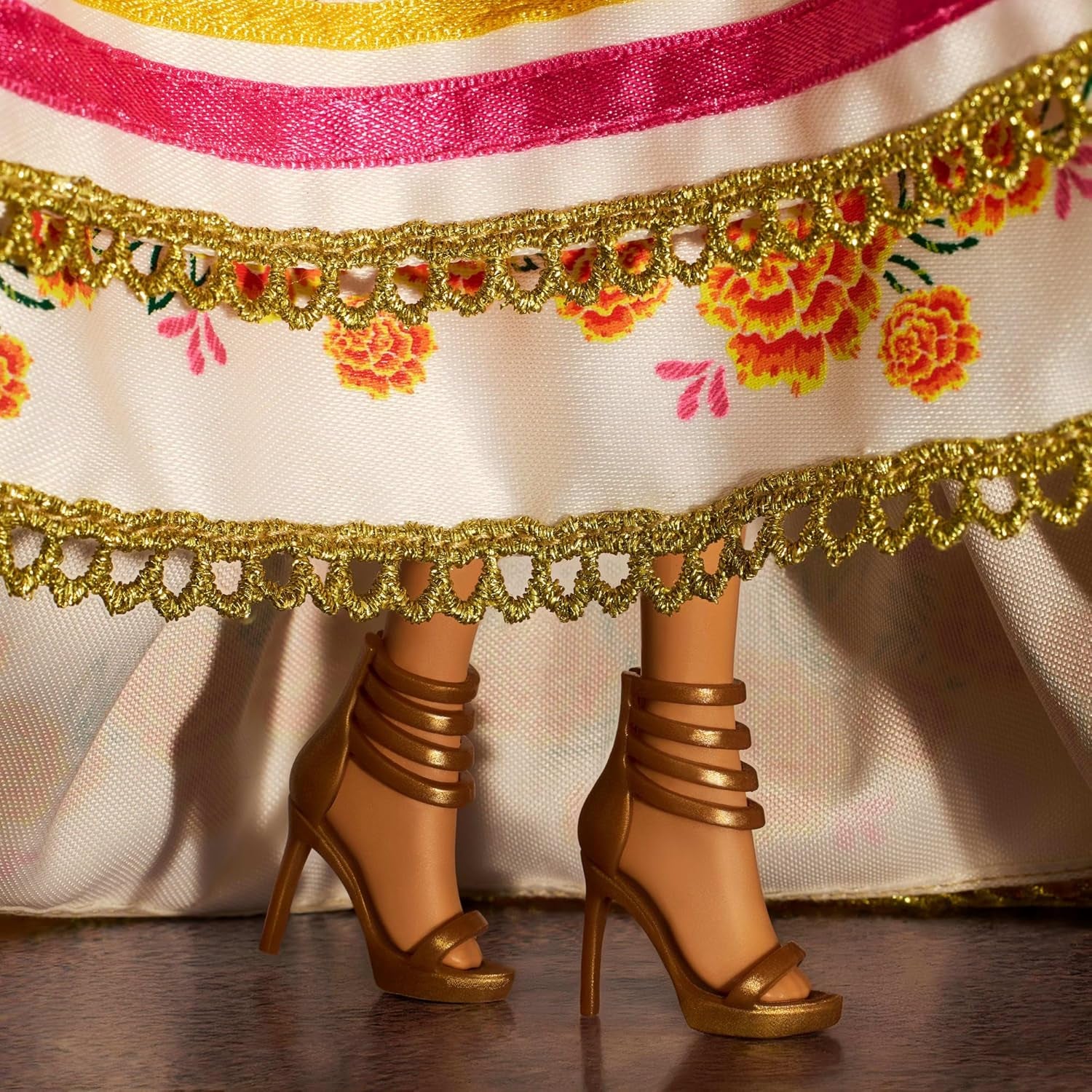 Păpușa Barbie Signature, Ziua Morților 2025, figurină de colecție cu rochie crem cu volane, flori de gălbenele și funde, coroană de flori în păr și vopsea facială Calavera, JBJ05