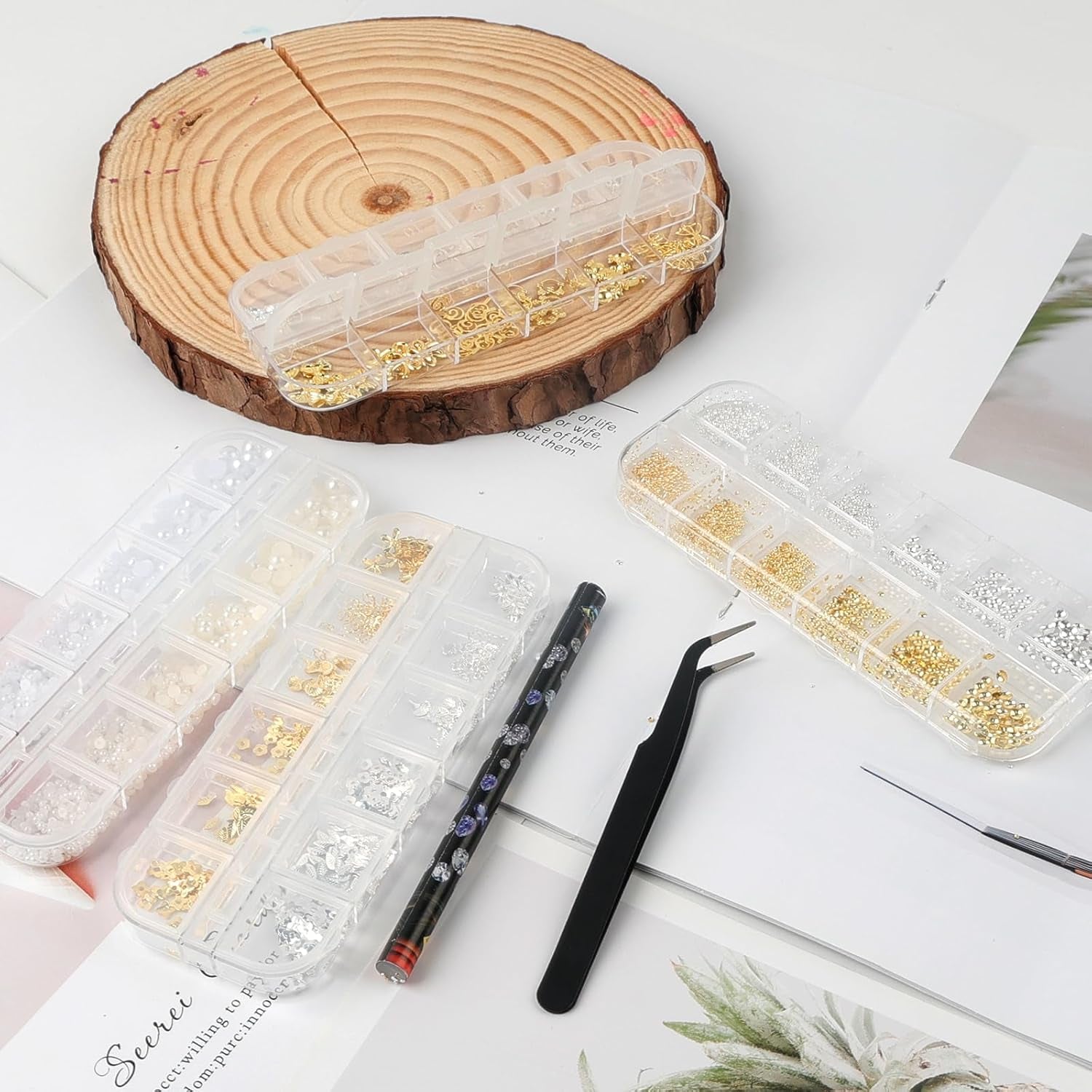 Set de 4 cutii pentru brelocuri pentru unghii - 48 de tipuri de brelocuri 3D aurii și argintii pentru unghii (fluturi, flori, perle etc.) + pensetă și stilou - pentru unghii cu gel și acrilice DIY | Ideal pentru salon de unghii și acasă