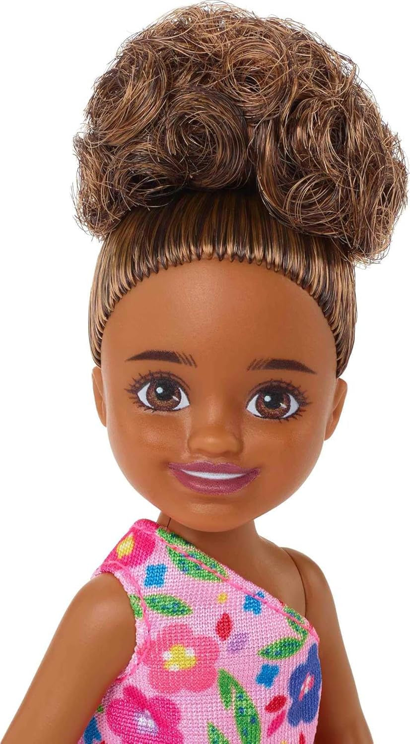 Barbie Chelsea Club – HGT07 – Păpușă, 15 cm, cu articulații, fetiță mestiză cu flori roz