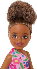 Barbie Chelsea Club – HGT07 – Păpușă, 15 cm, cu articulații, fetiță mestiză cu flori roz