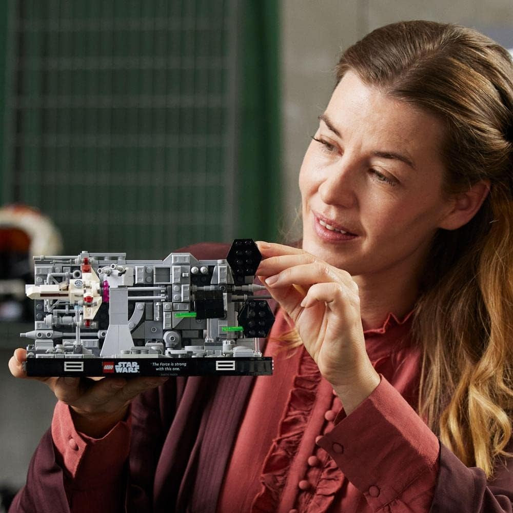 LEGO 75329 Star Wars Death Star Trench Run Diorama Set, kit model pentru adulți cu X-Wing-ul lui Luke Skywalker, merchandise pentru fani din A New Hope, decorare cameră, cadou Seturi de constructie Besuche den LEGO-Store