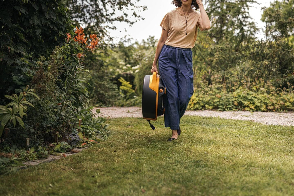 Fiskars Waterwheel XL, Set de udare all-inclusive, Rază totală de acțiune de 25 m, Retragere automată, Furtun de grădină universal (Ø 13 mm), Conector universal pentru robinet, Negru/Portocaliu, Seria X, 1067549