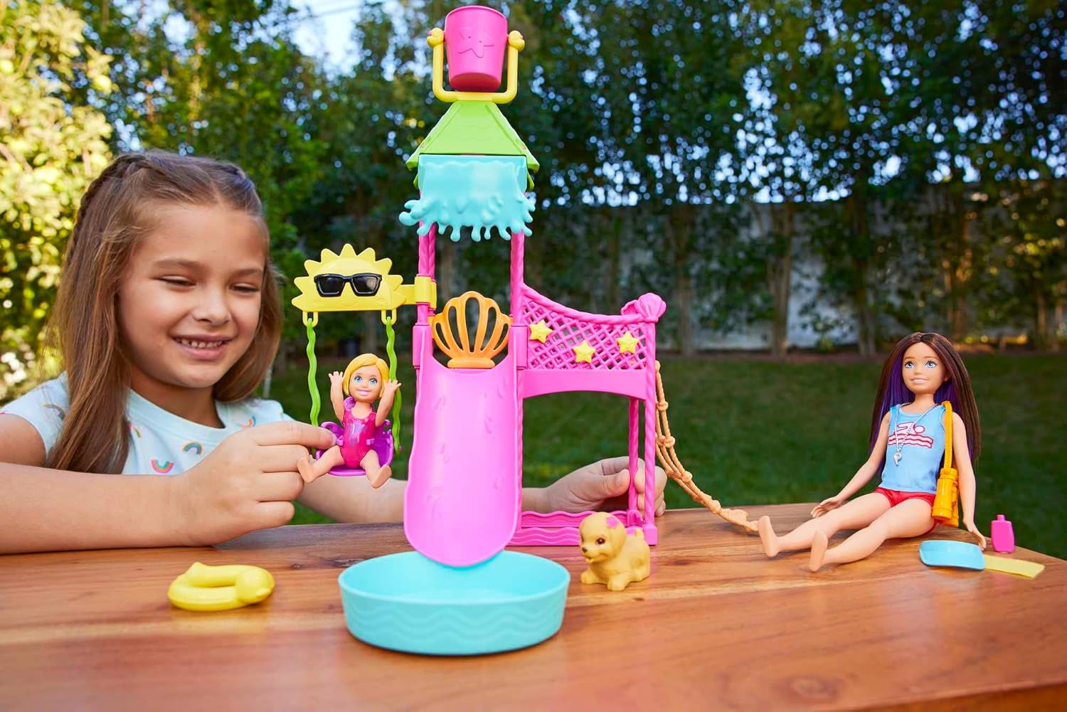 Barbie Skipper Erste Jobs Puppe und Accessoires - Erste Arbeitswelterfahrung im Wasserpark mit echter Wasserrutsche, Zubehörteile, für Kinder ab 3 Jahren, HKD80