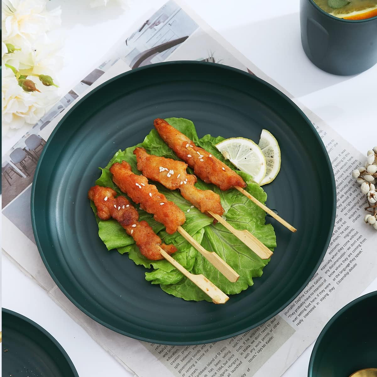 Set de veselă Kyraton din plastic incasabil și reutilizabil, format din 16 piese. Farfurii, căni, boluri și vase ușoare. Ușor de transportat și de curățat. Fără BPA. Pentru 4 persoane.