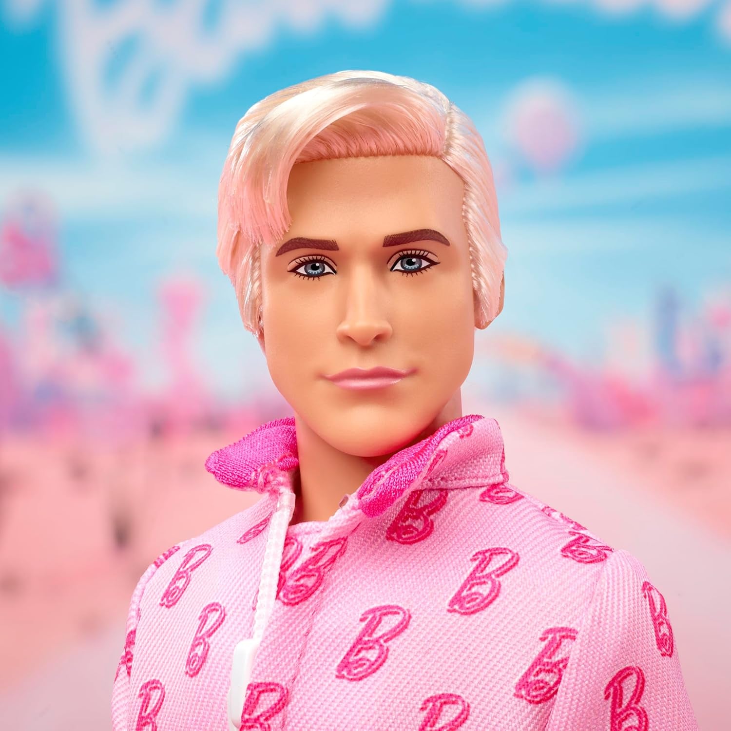 Barbie The Movie - Ken-Sammelpuppe, Ryan Gosling als Ken in rosafarbenem Overall mit „B“-Aufdruck, weißen Sneakern und bunten Inlineskates, JCP80