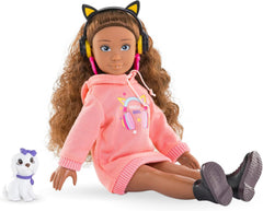 Corolle Girls Melody Music und Fashion Set, Ankleidepuppe im cool Hoodiekleid mit Hund, trendy Kopfhörer, Ohrringe und extra Inlineskates, Vanilleduft, 28cm, ab 4 Jahren