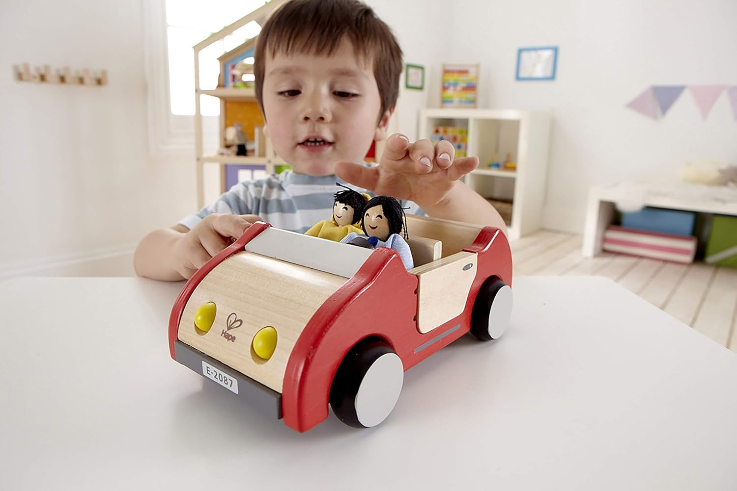 Hape E3401 Casă Patru Anotimpuri, Mobilată și E3500 - Familie de Păpuși, Piele Deschisă